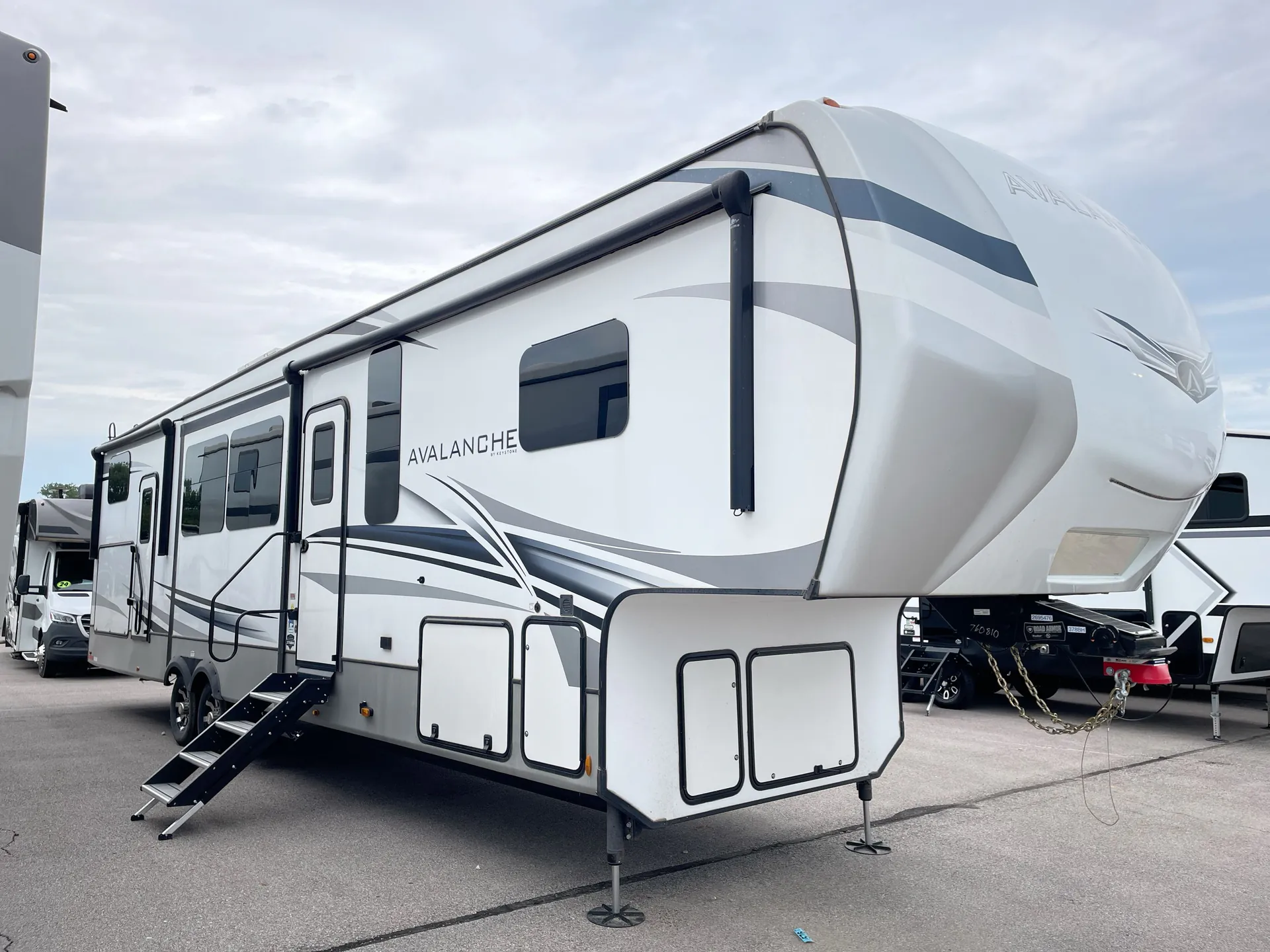 2022 Keystone Avalanche 378BH - Photo 2