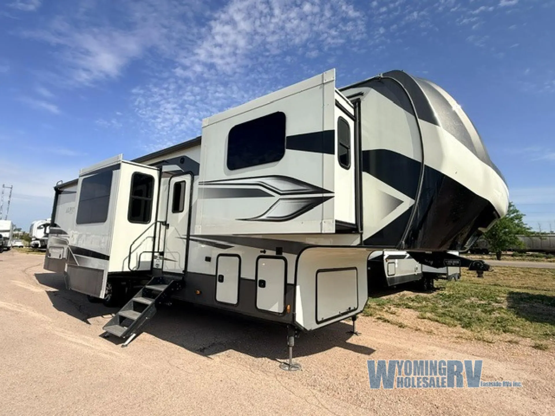 2022 Keystone Alpine 3700FL dealer photo 1 from Eastside RVs