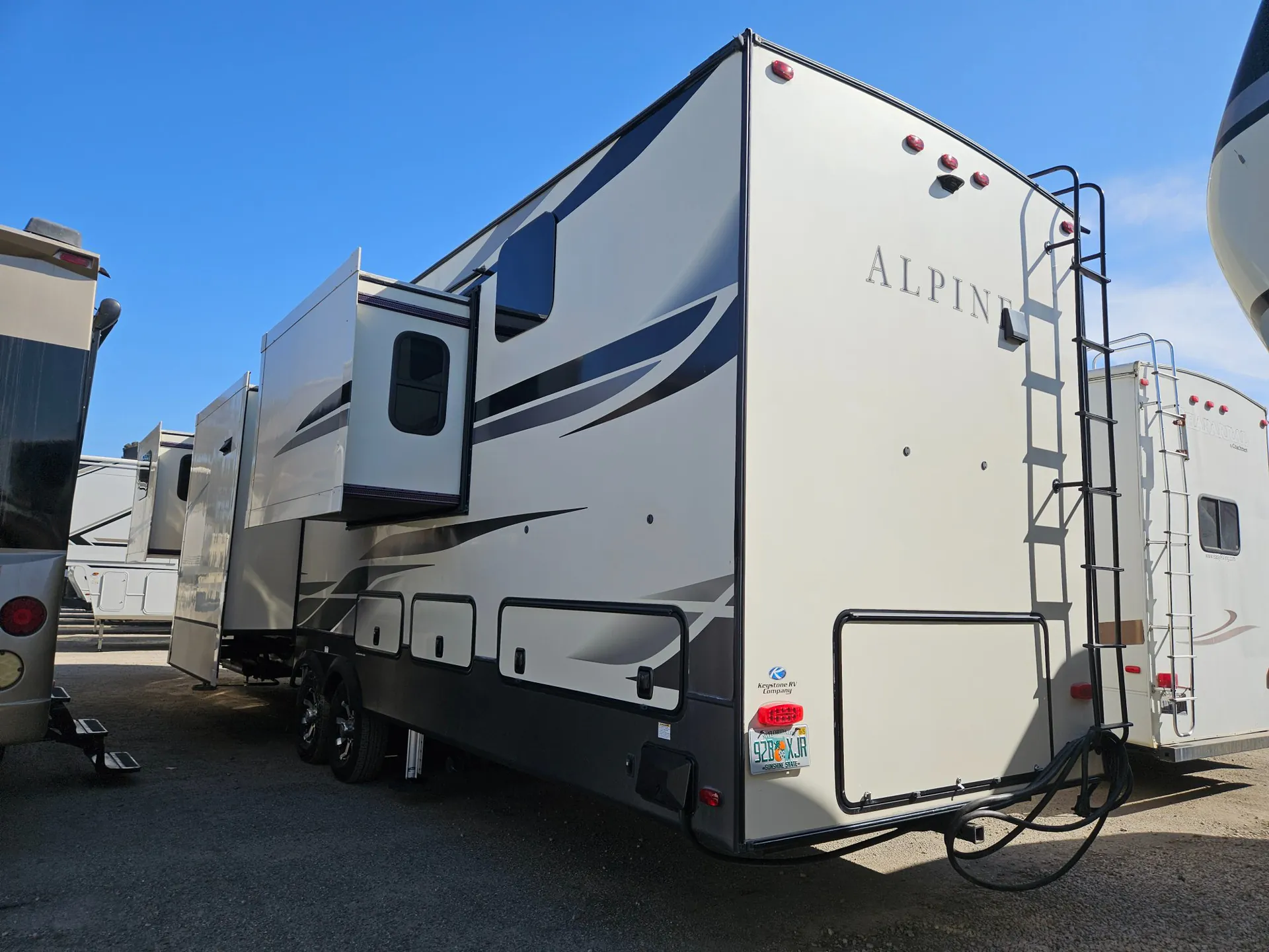 2021 Keystone Alpine 3712KB - Photo 4