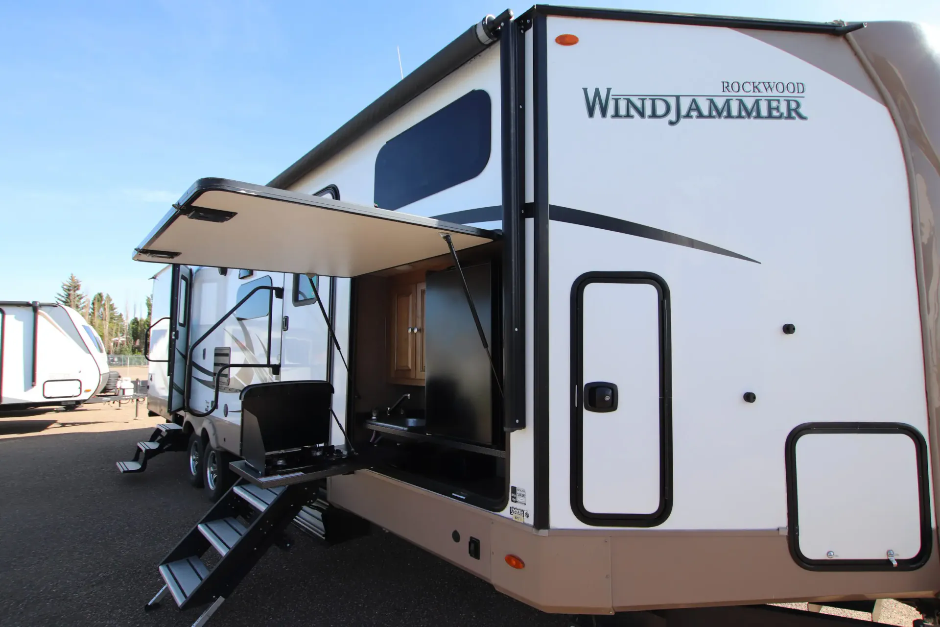 2018 Forest River Rockwood Windjammer 3006V - Photo 3
