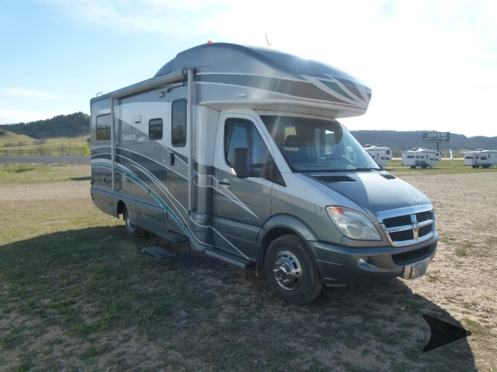 2008 Winnebago Navion 24J - Photo 2
