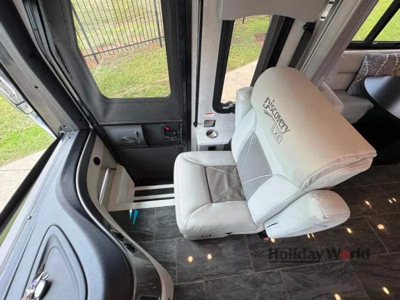 2023 Fleetwood Discovery LXE 40G - Photo 4
