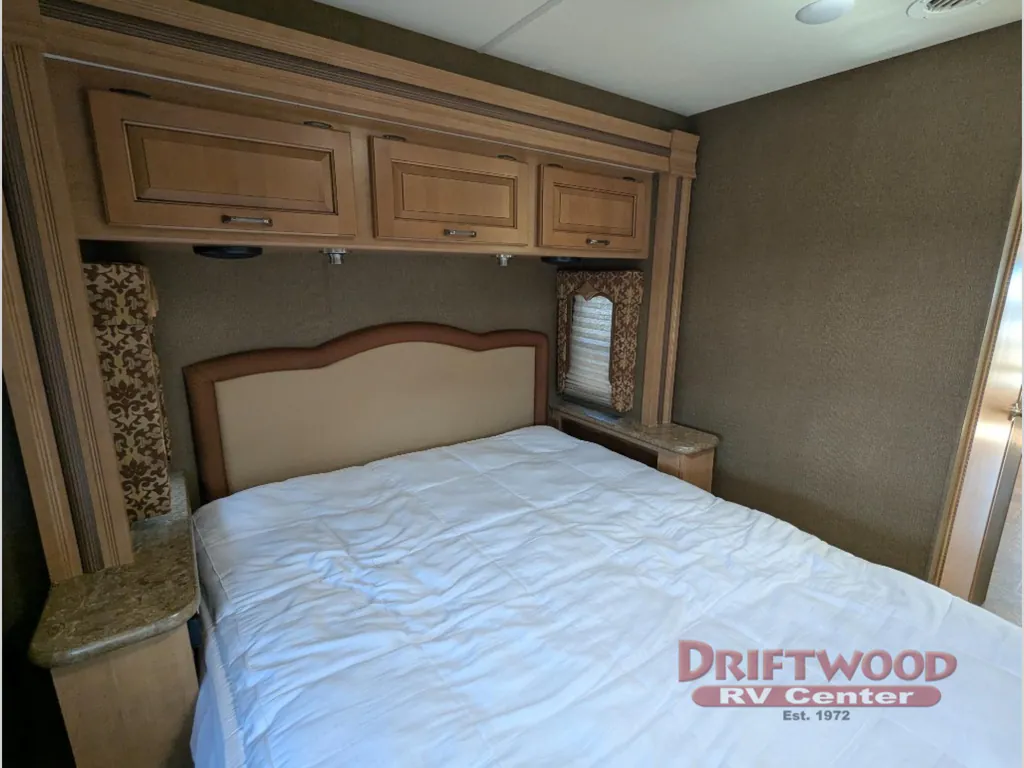 2016 Thor Motor Coach Hurricane 31S, Photos photo 32