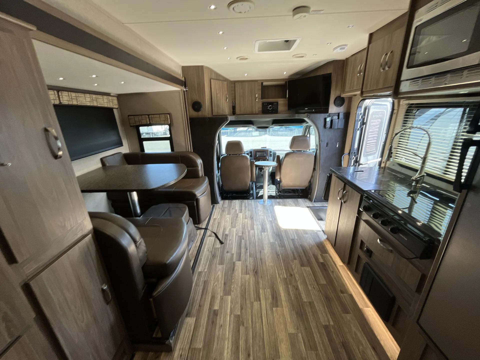 2018 Dynamax Corp Isata 3 24FW — living area main
