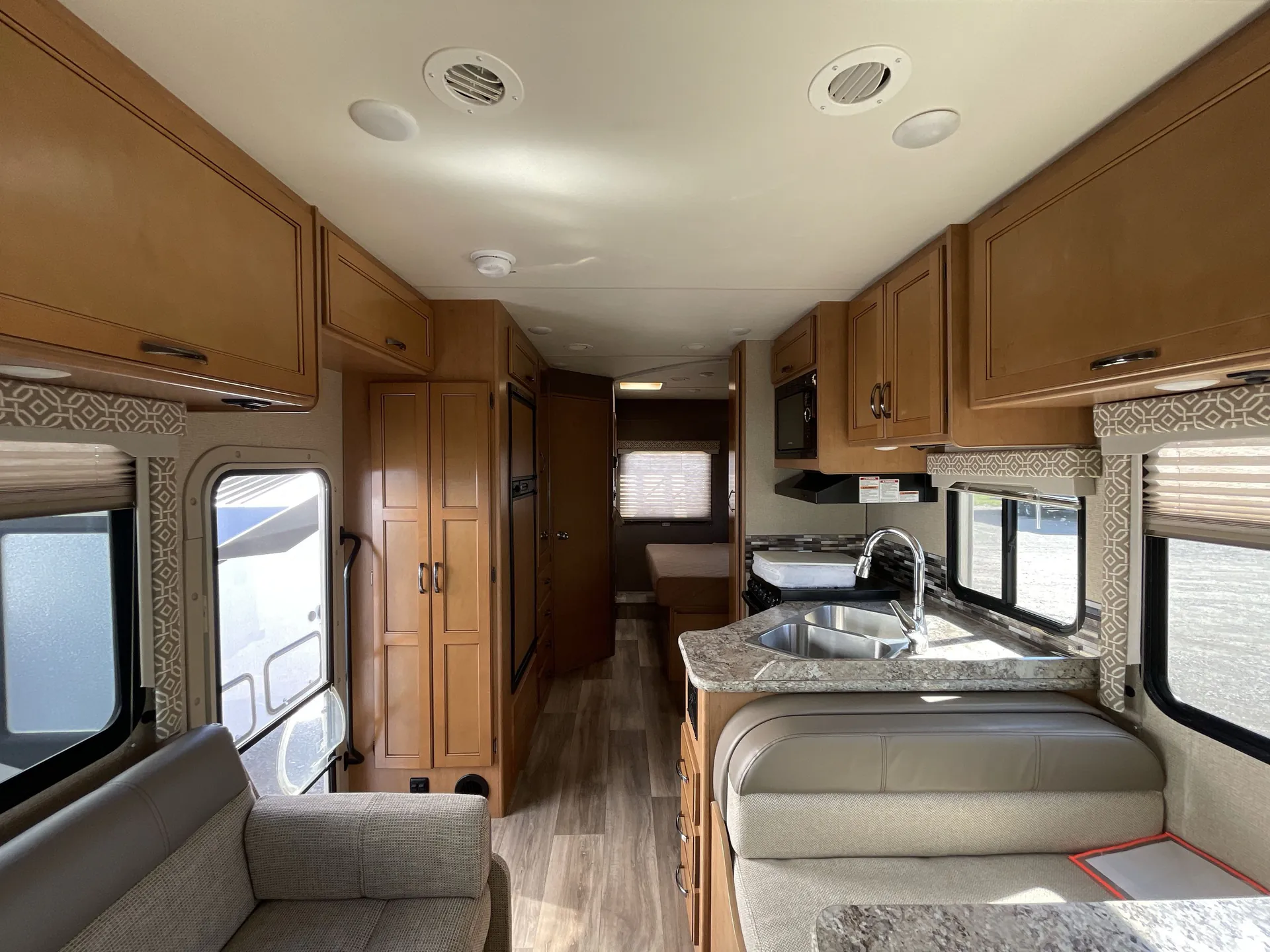 2017 Thor Motor Coach Freedom Elite 26HE — living area main
