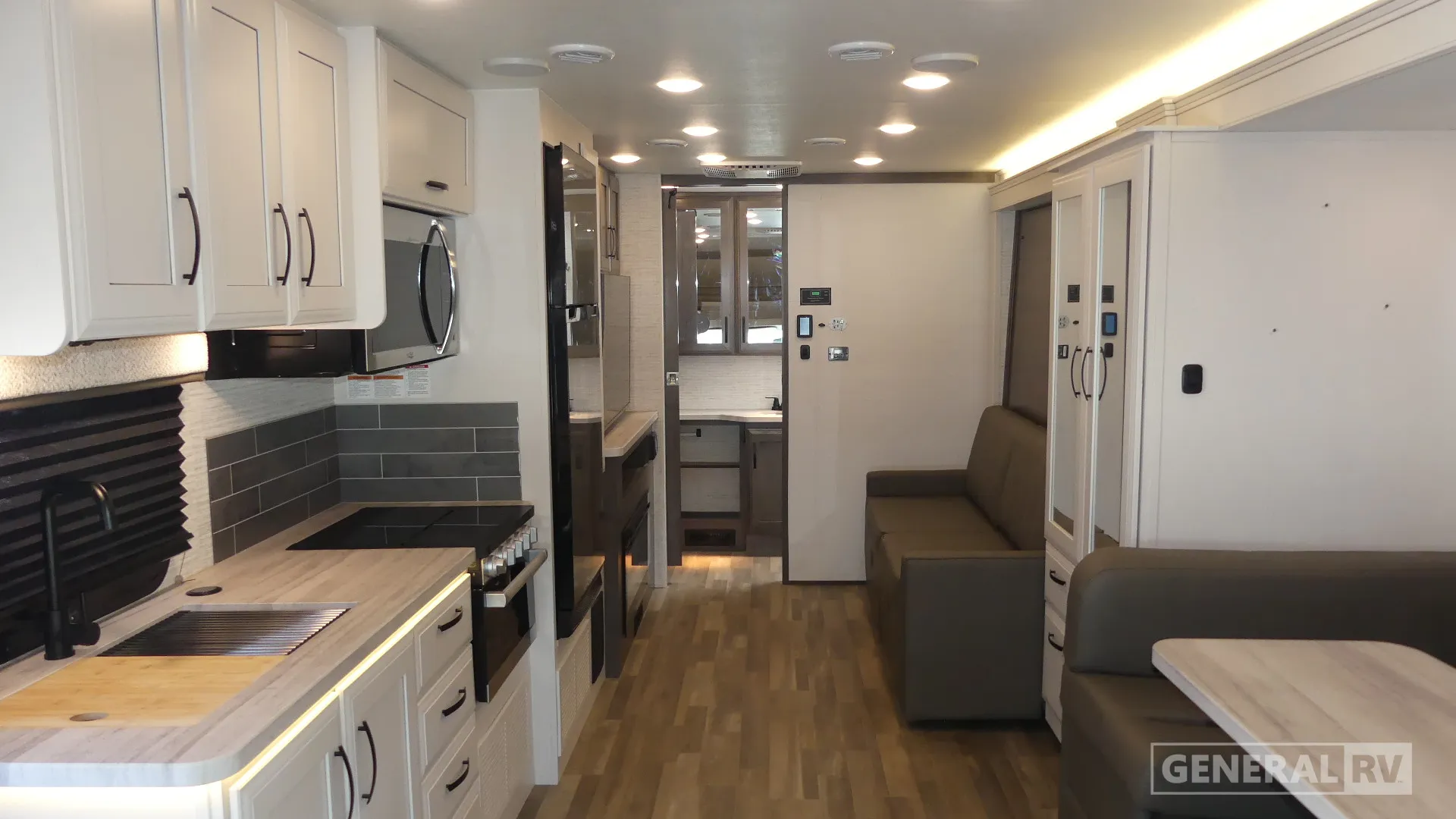 2025 Entegra Coach Odyssey 26M - Photo 3