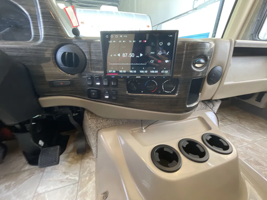 2021 Thor Motor Coach Challenger 35MQ, Photos photo 25