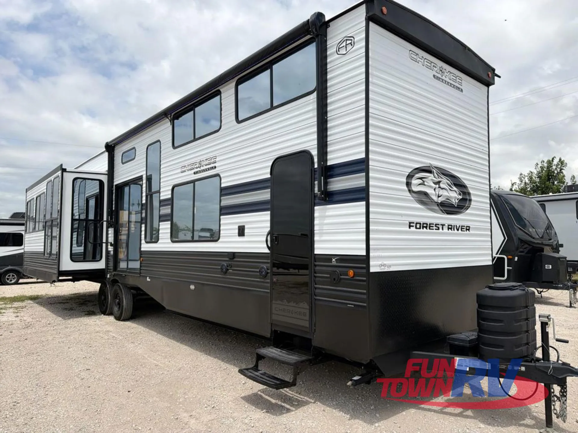 2027 Forest River Cherokee Timberwolf 39JM - Photo 3