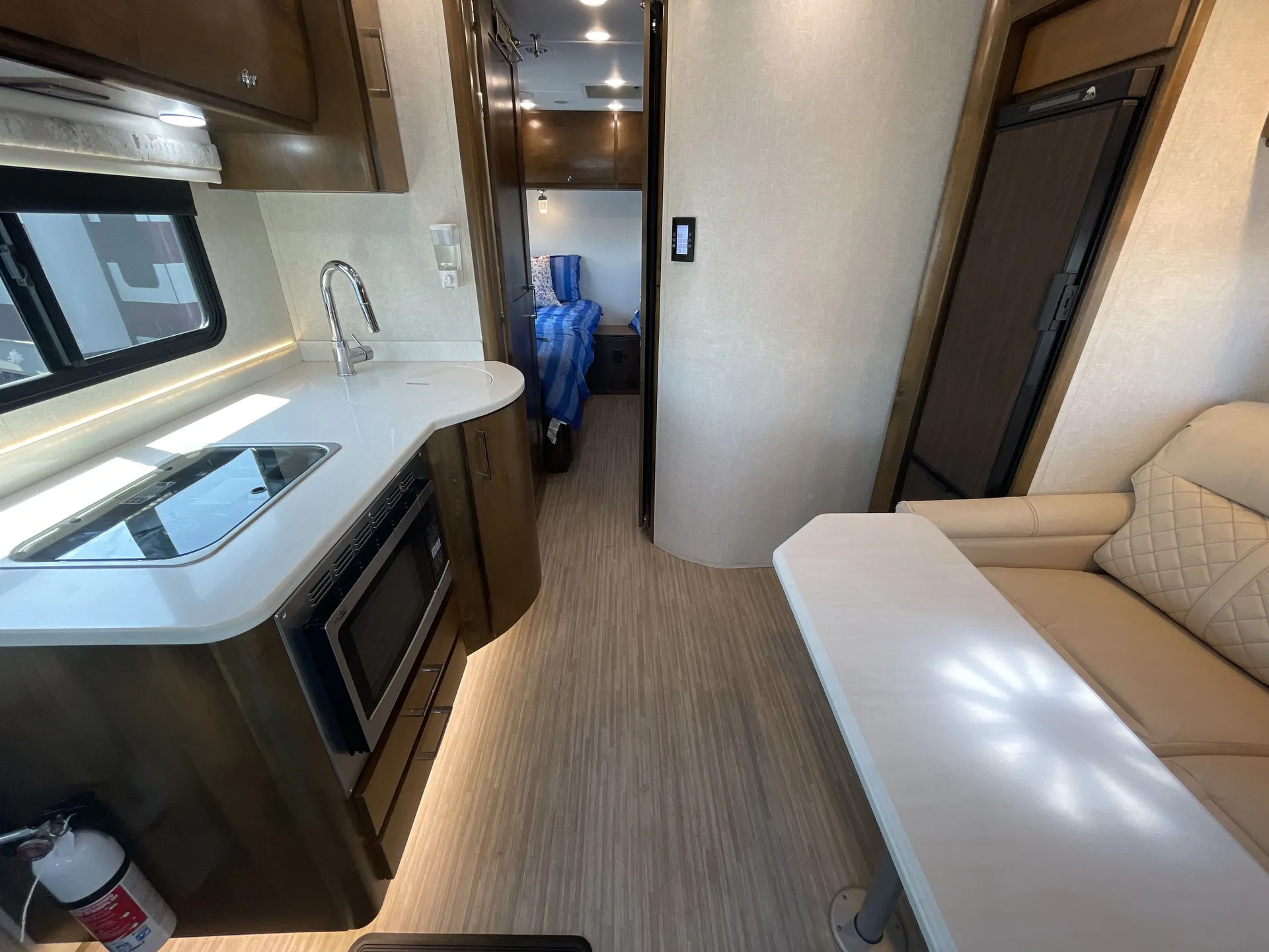 2018 Tiffin Wayfarer 24 TW — living area main