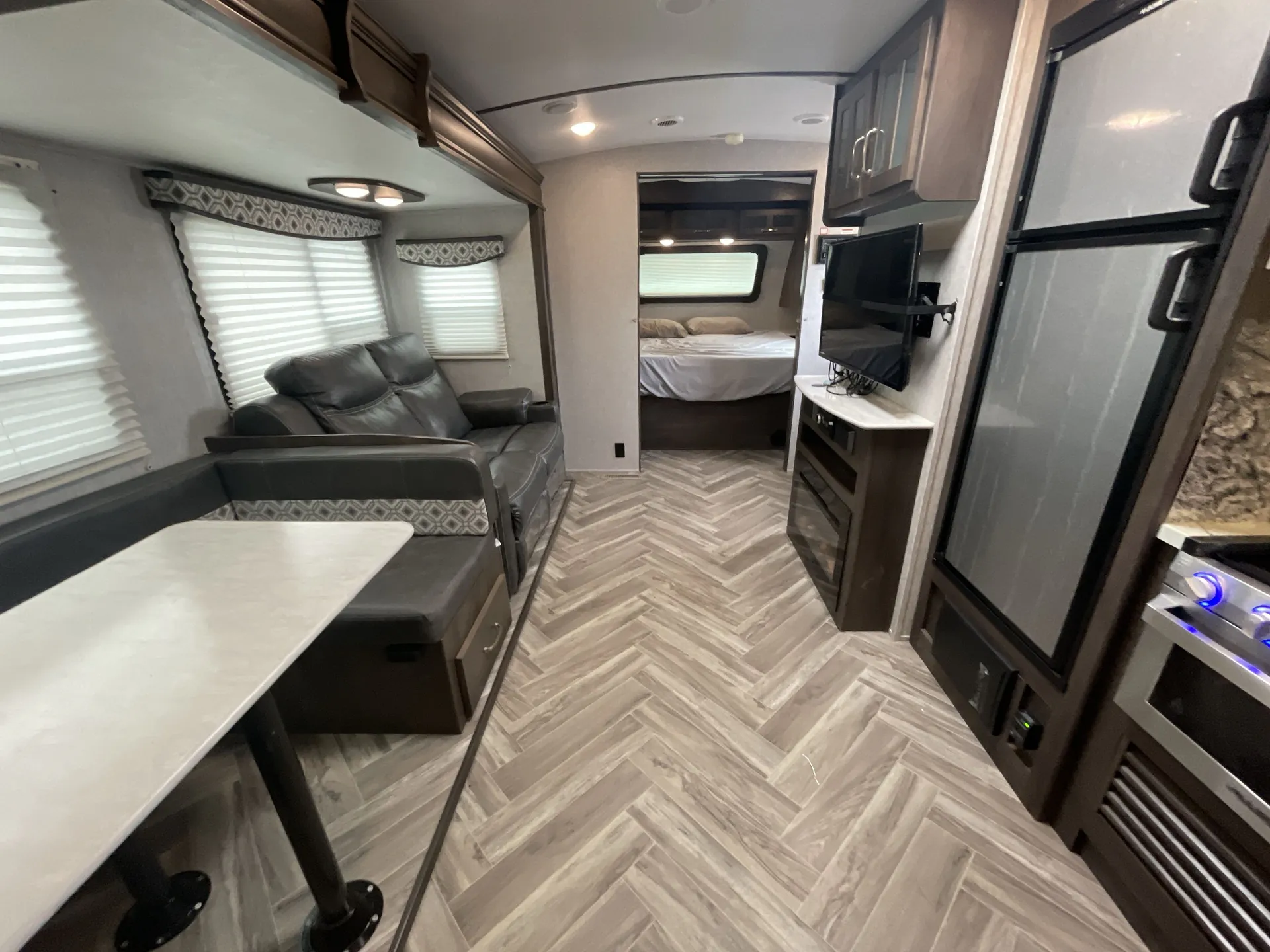 2020 dutchmen Astoria 2773RB — living area main