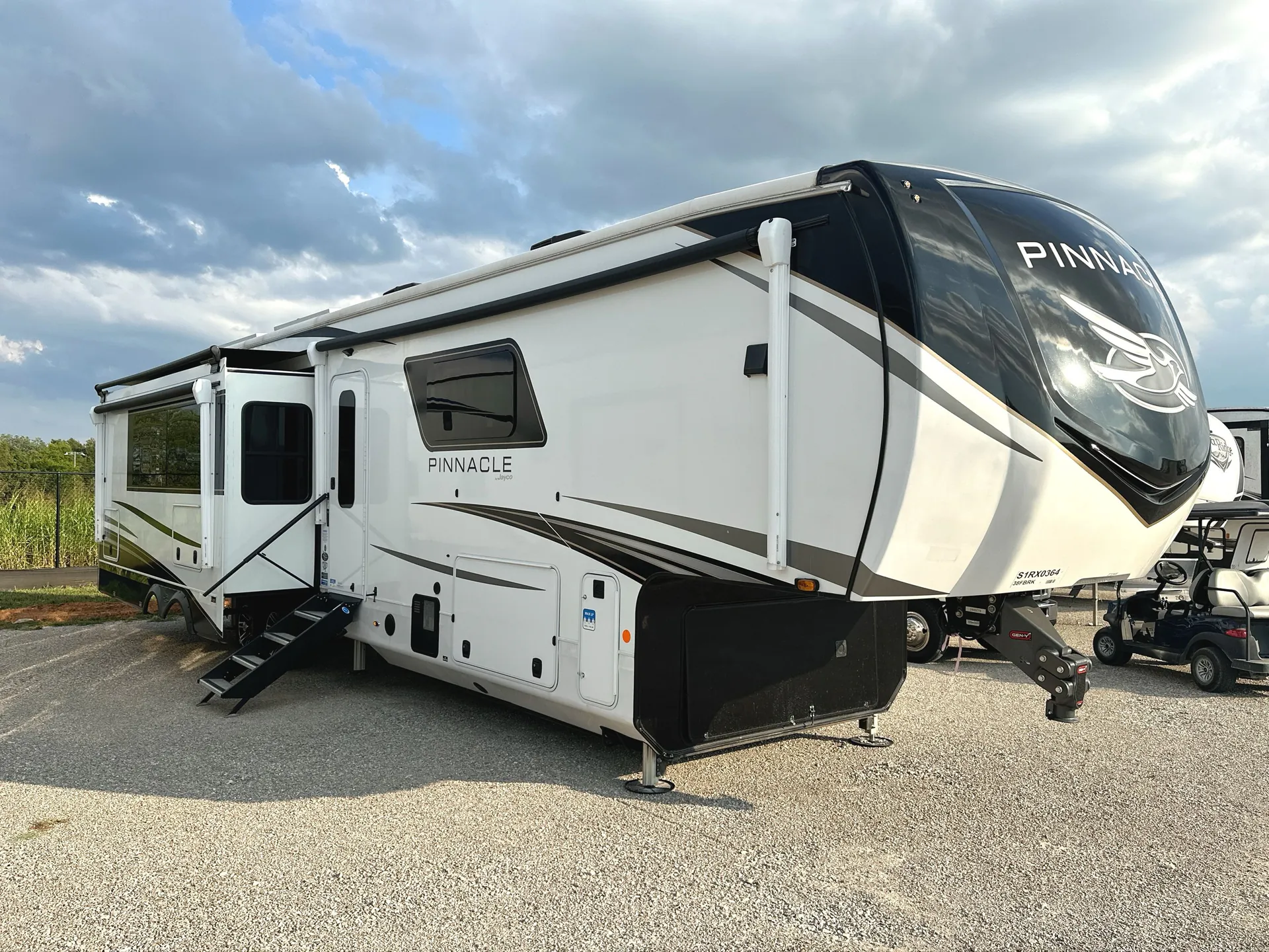 2025 Jayco Pinnacle 38FBRK - Photo 2
