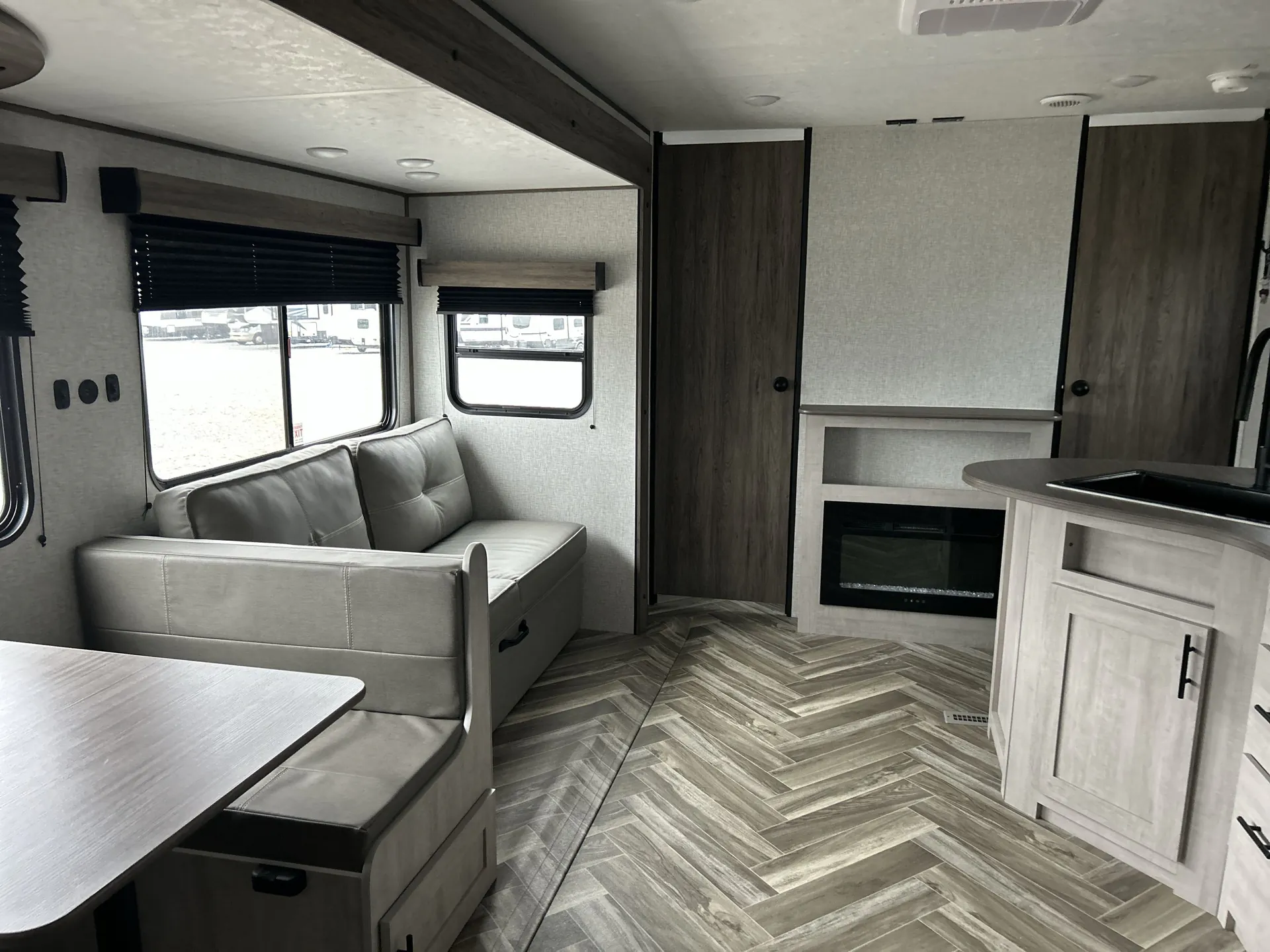 2025 crossroads Zinger 260BH — living area main