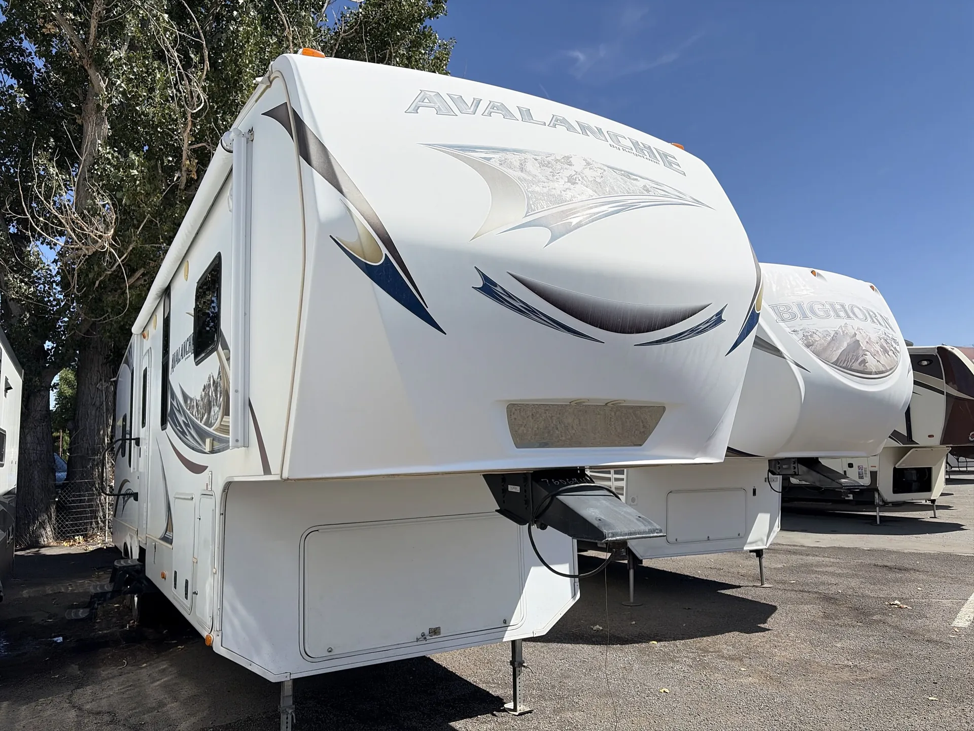 2012 Keystone Avalanche 320RK - Photo 2