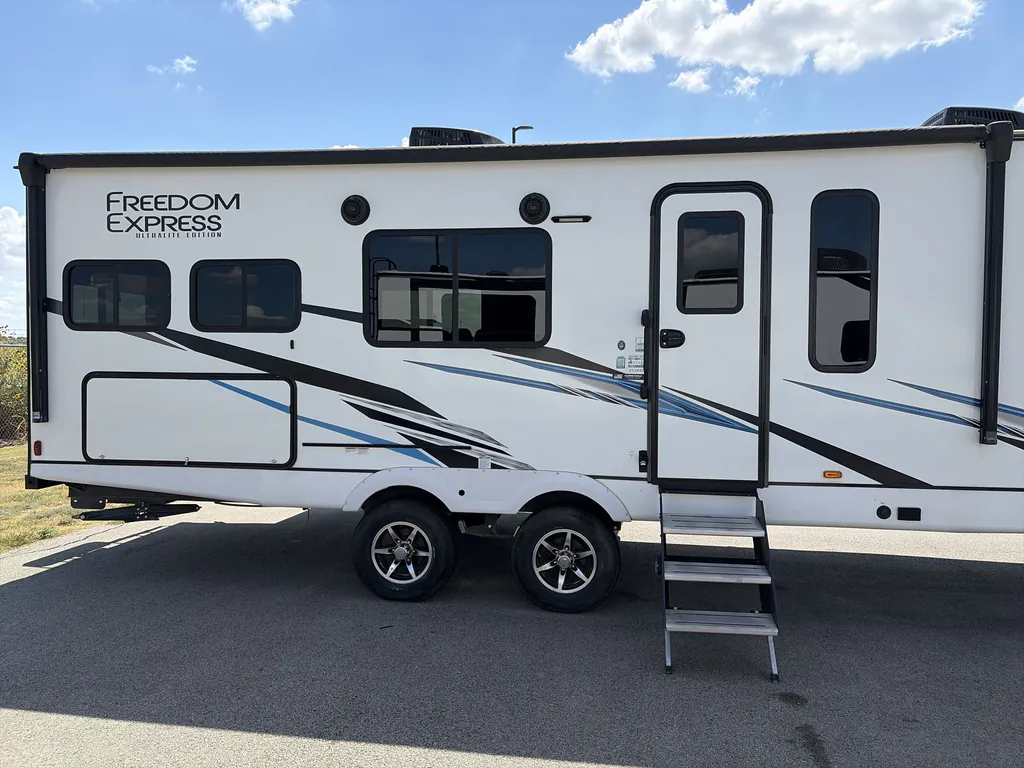 2023 Coachmen Freedom Express Ultra Lite 274RKS, Photos photo 26