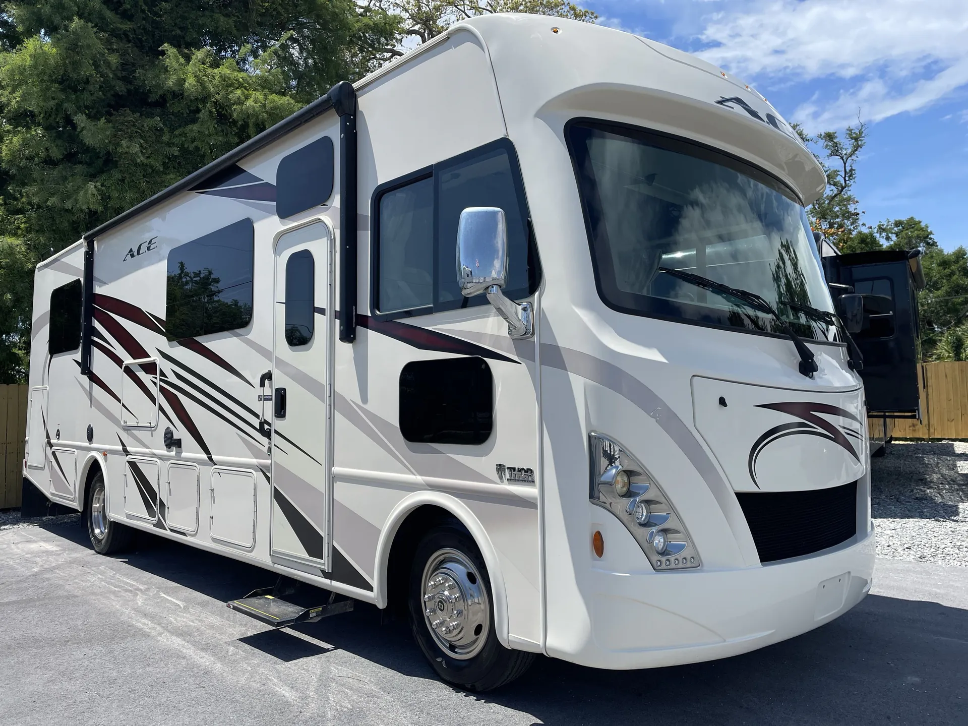 2018 Thor Motor Coach Ace 30.4 - Photo 2