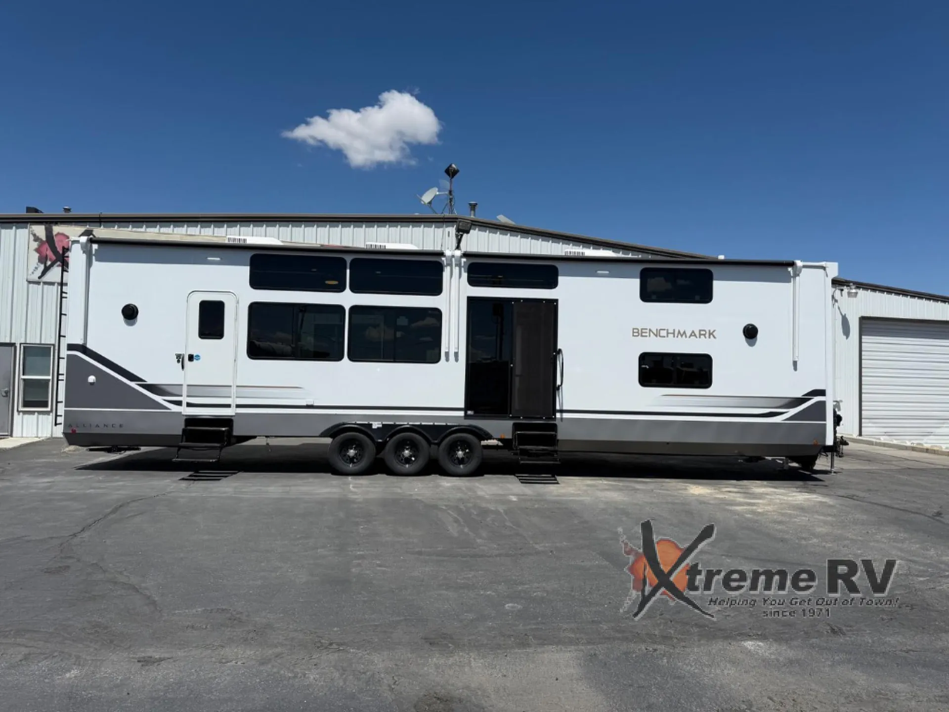 2025 Alliance RV Benchmark 44LFT - Photo 2