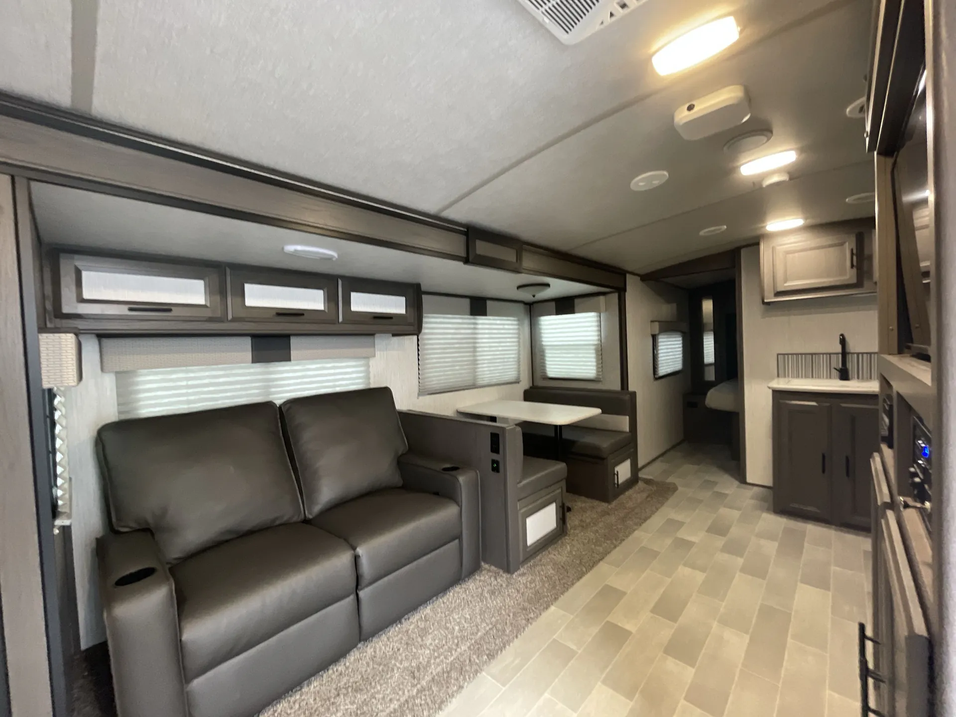 2020 cruiser rv Fun Finder 27BH — living area main