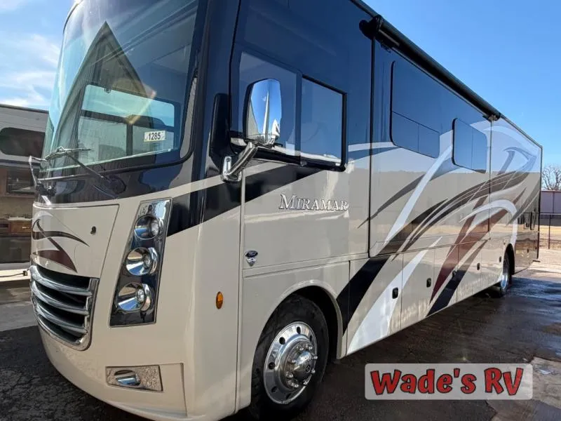 2021 Thor Motor Coach Miramar 35.2 - Photo 4