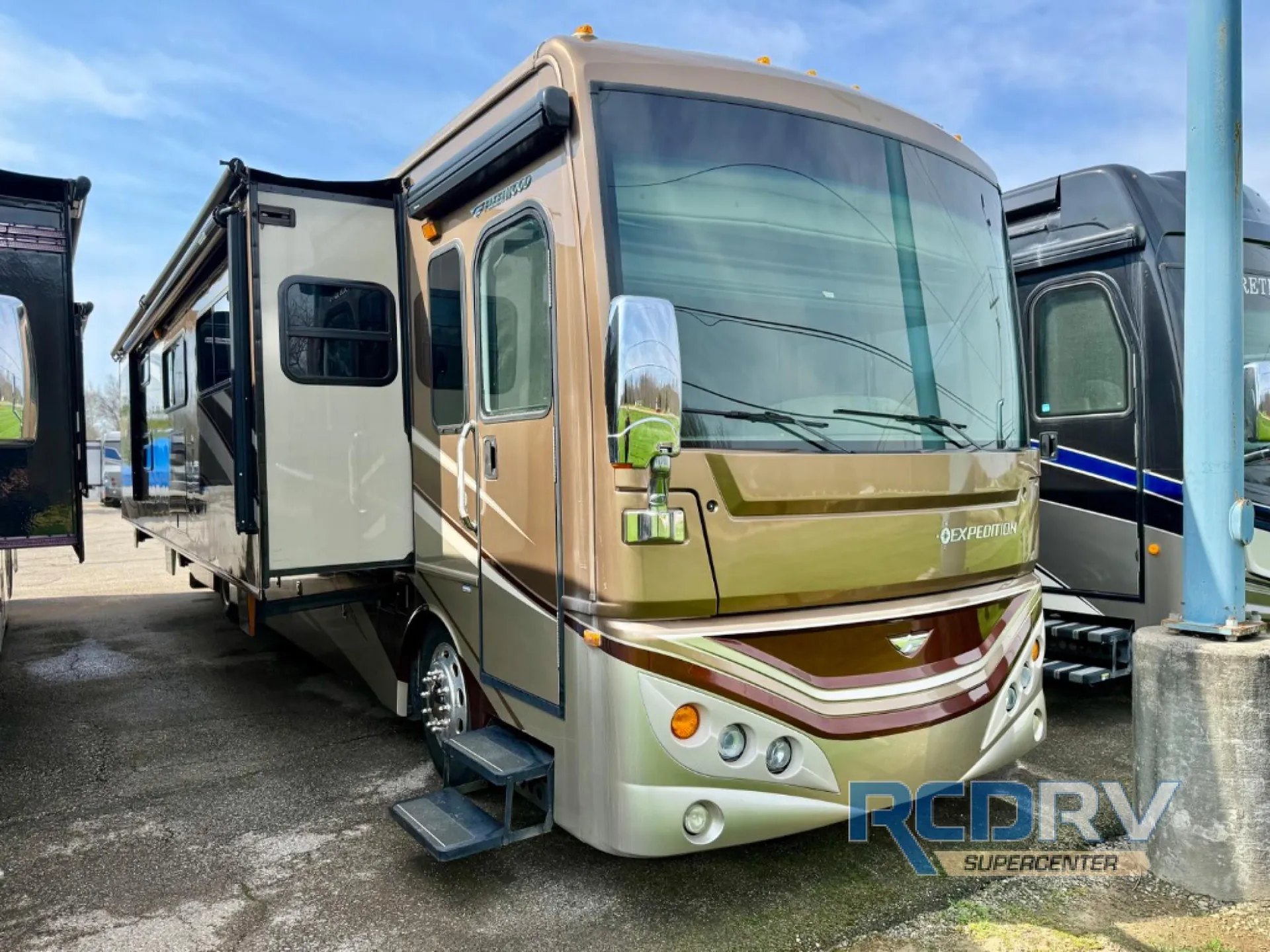 2014 Fleetwood Expedition 38B - Photo 2