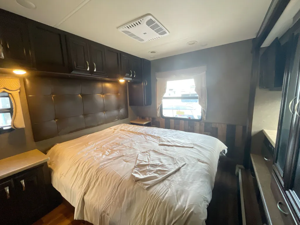 2017 Thor Motor Coach Challenger 37YT, Photos photo 15