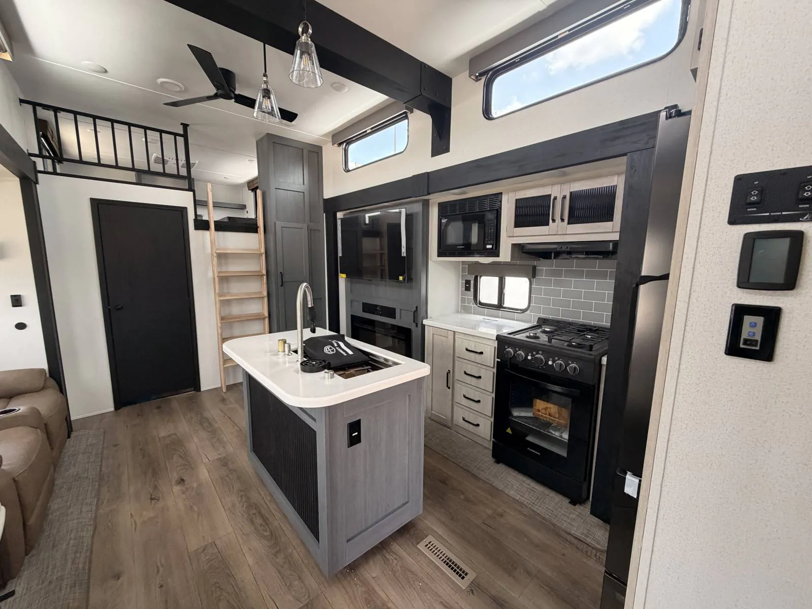 2027 Forest River Puma Vista 421LFT — Photo 6