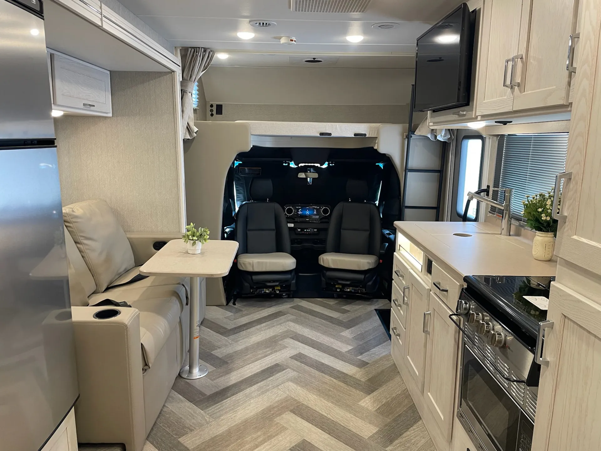 2024 Winnebago Porto 24P - Photo 3