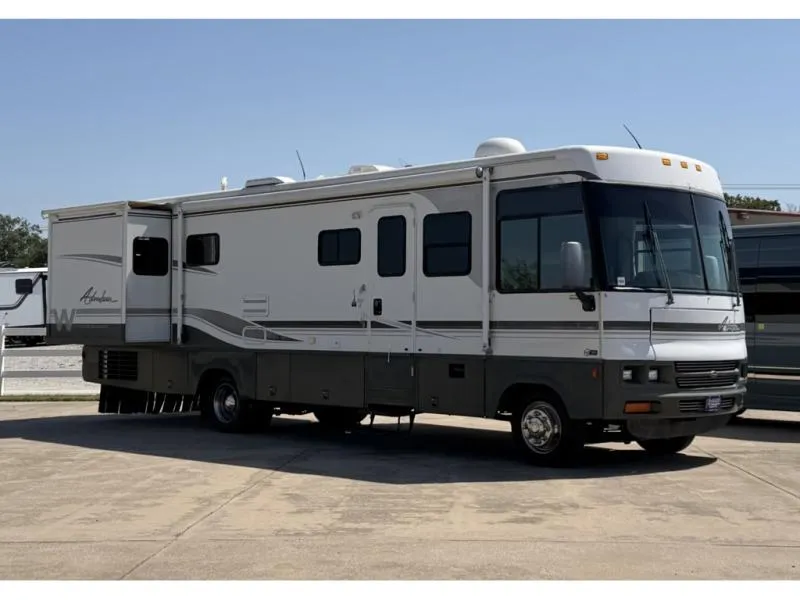 2002 Winnebago Adventurer 32V - Main photo