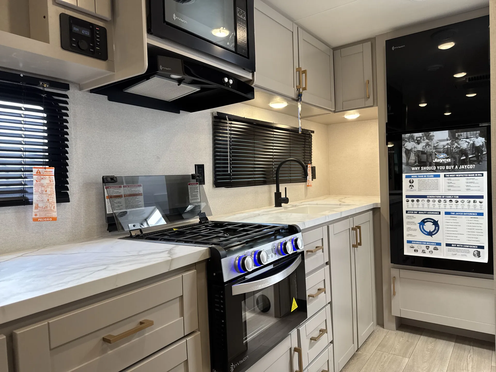 2027 Jayco Jay Flight 200MKSW — kitchen