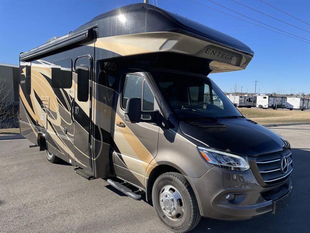 2020 entegra coach Qwest 24L - Photo 2