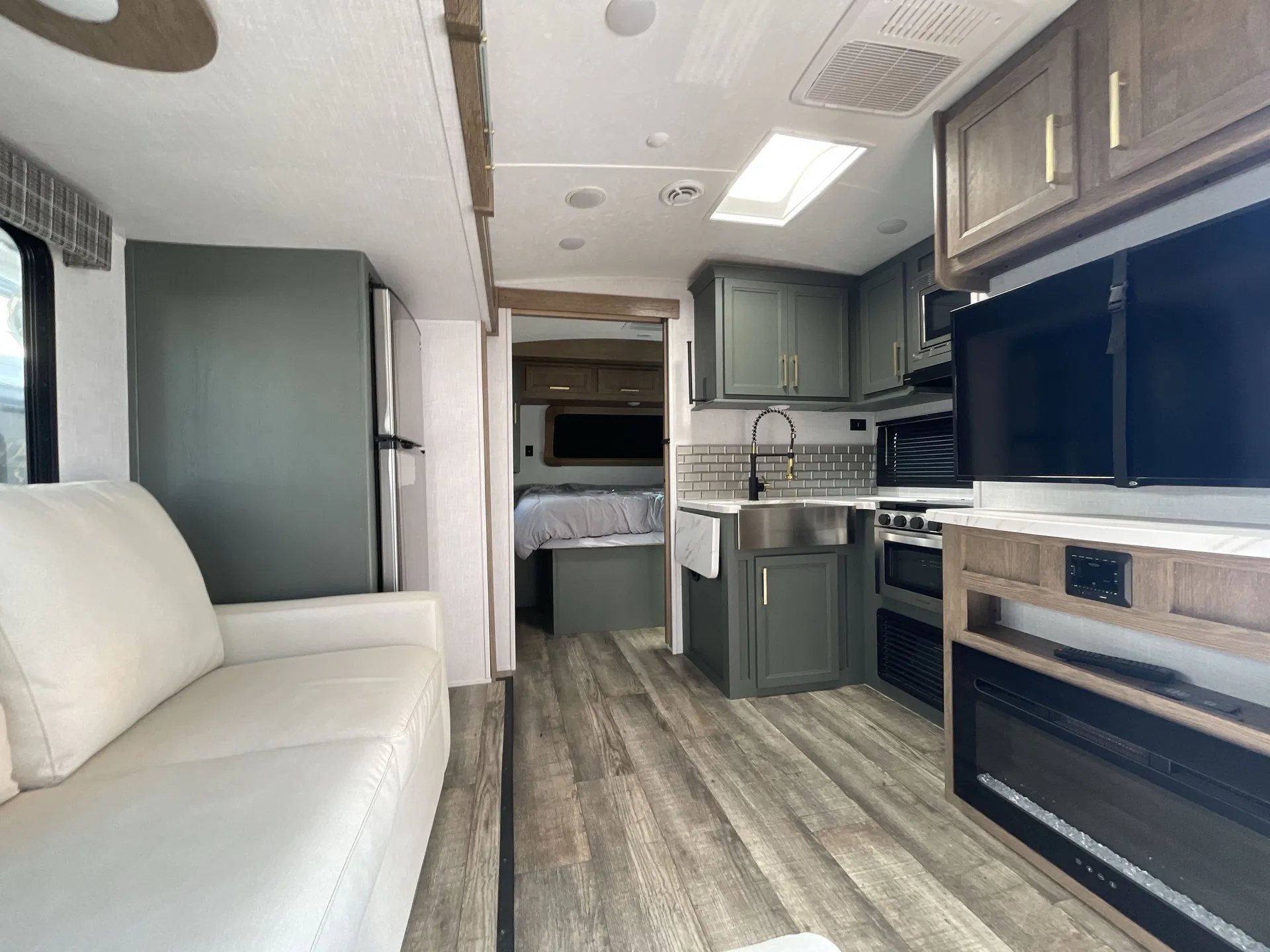 2023 Dutchmen Eddie Bauer 23RB — living area main