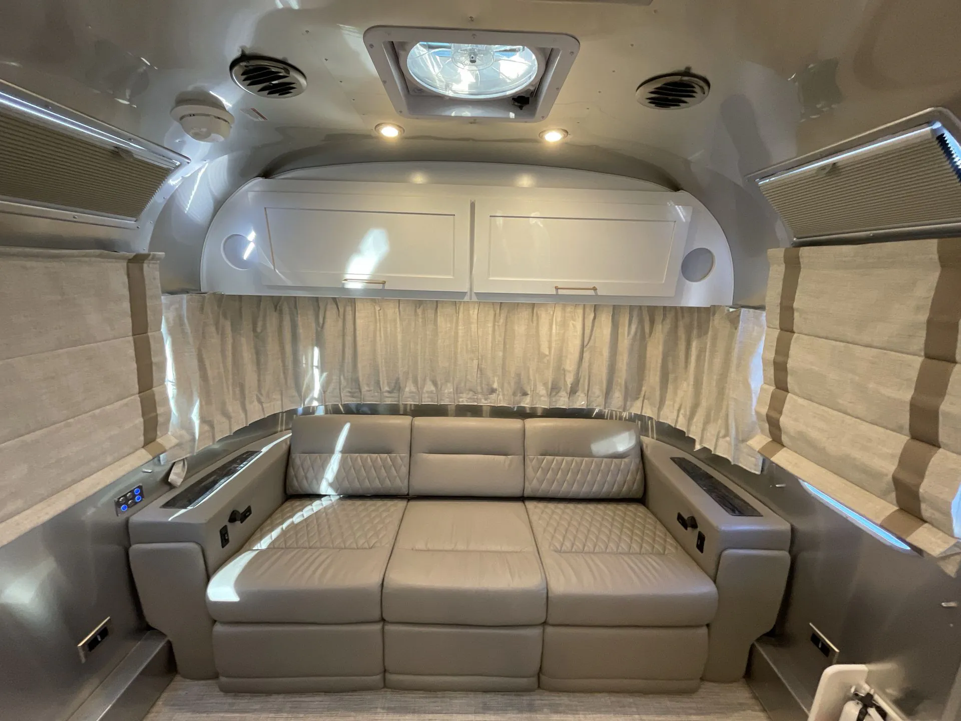 2024 Airstream Classic 30RB Twin - Photo 4