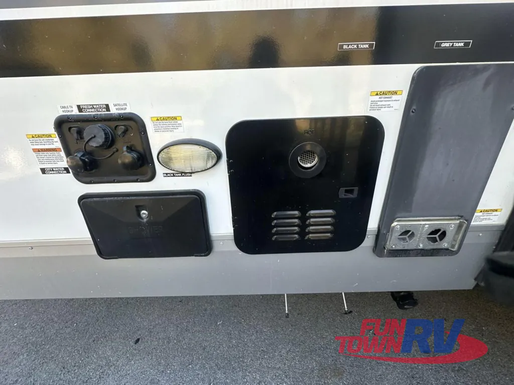 2025 Forest River Cherokee Alpha Wolf 33BH, Photos photo 28