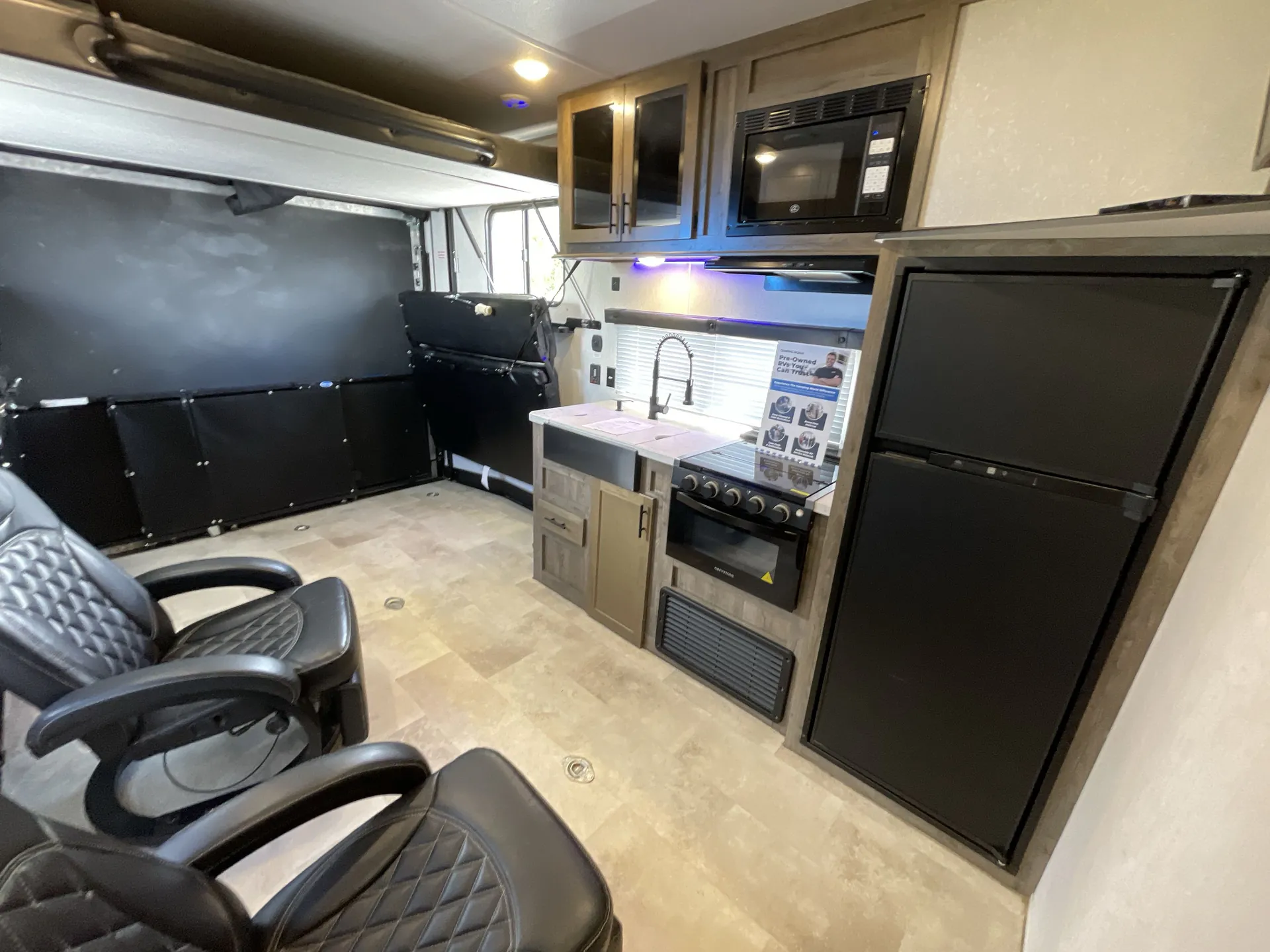 2021 Forest River Vengeance Rogue 25V — navigation