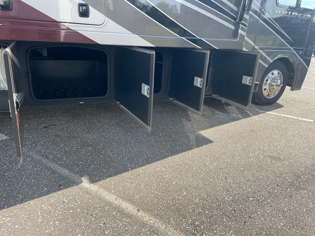 2023 Thor Motor Coach Challenger 35MQ, Photos photo 24