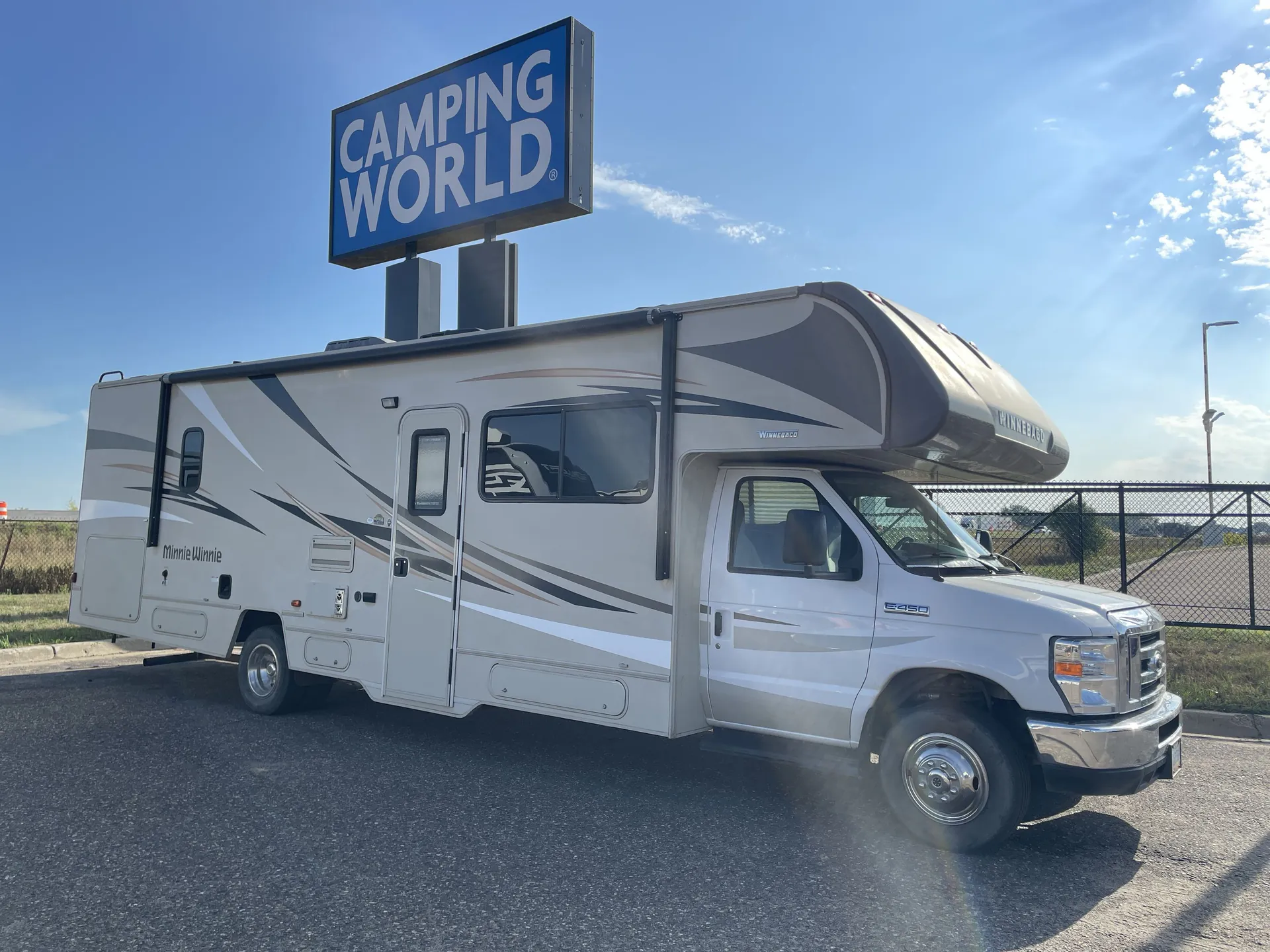 2018 Winnebago Minnie Winnie 31G - Photo 2