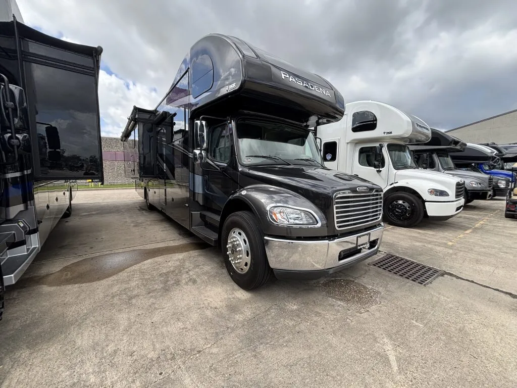 2023 Thor Motor Coach Pasadena 38FX - Photo 2