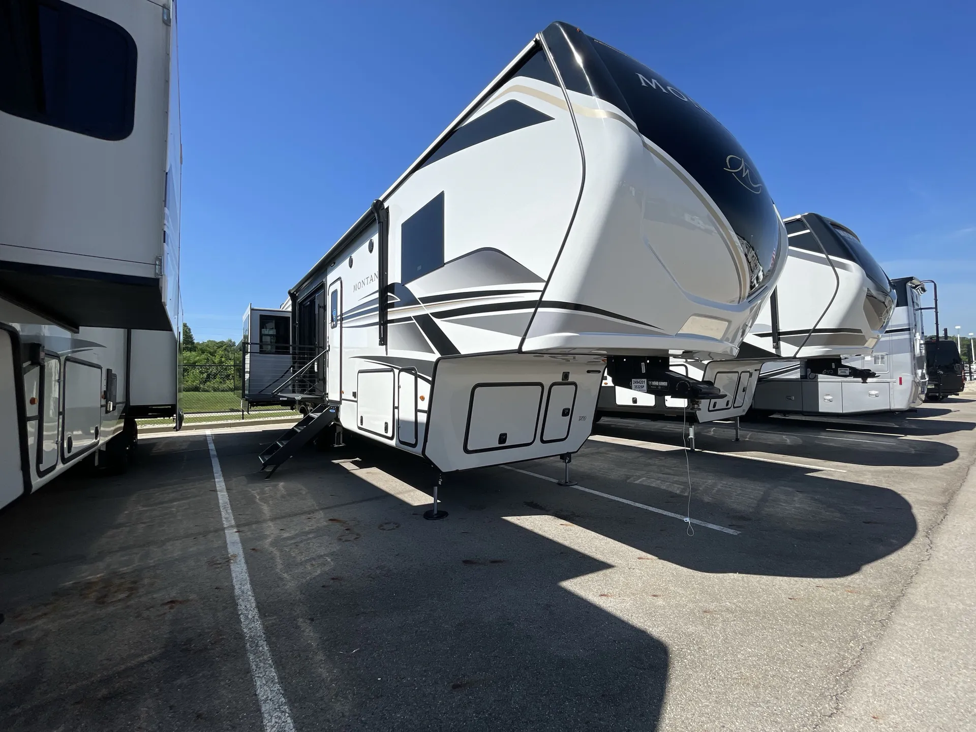 2025 Keystone Montana 3532SP - Photo 2