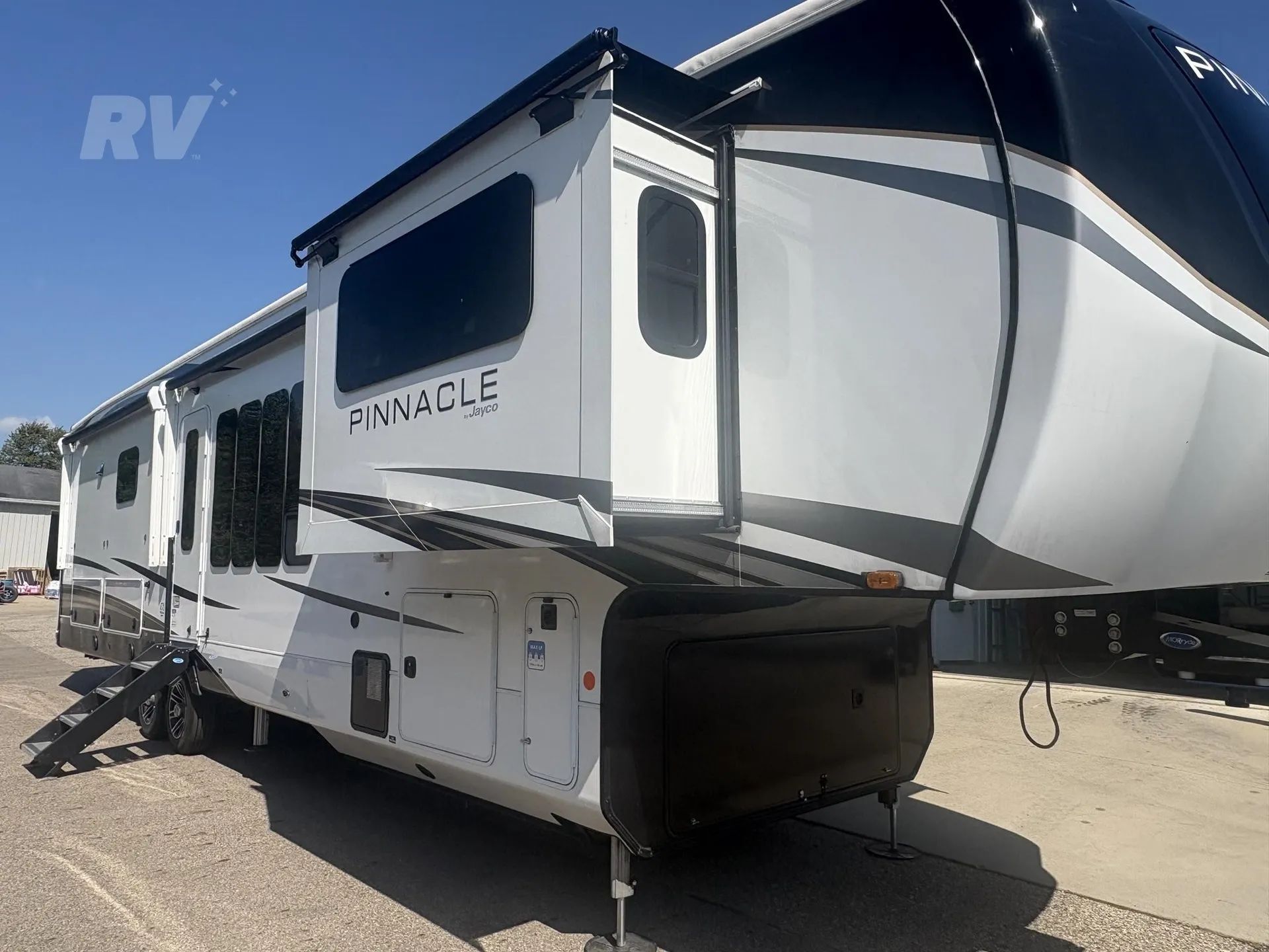 2024 Jayco Pinnacle 38FLGS - Photo 2