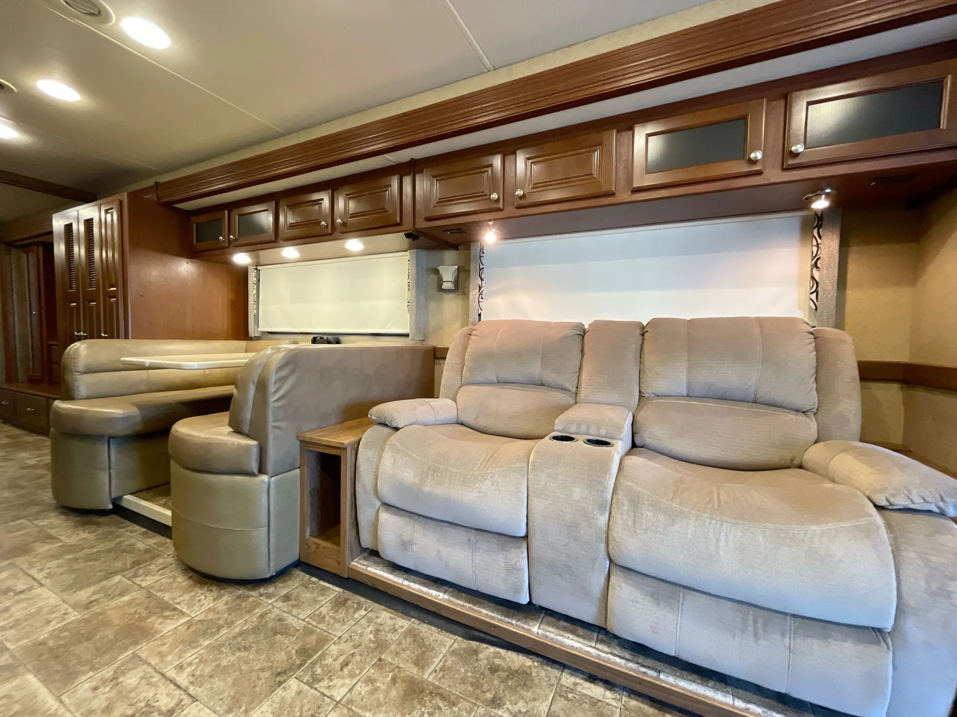 2014 Thor Motor Coach Palazzo 361 — living area main
