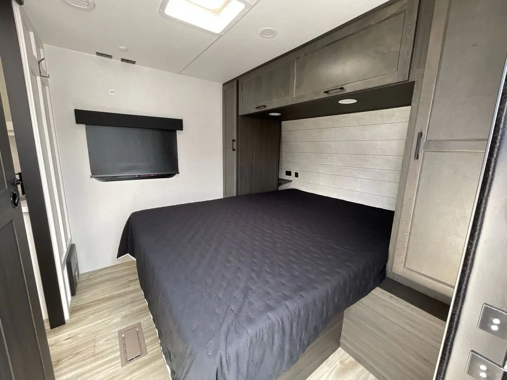 2026 Venture RV Stratus SR241VRK - Photo 3