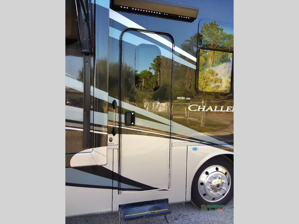 2021 Thor Motor Coach Challenger 35MQ, Photos photo 16