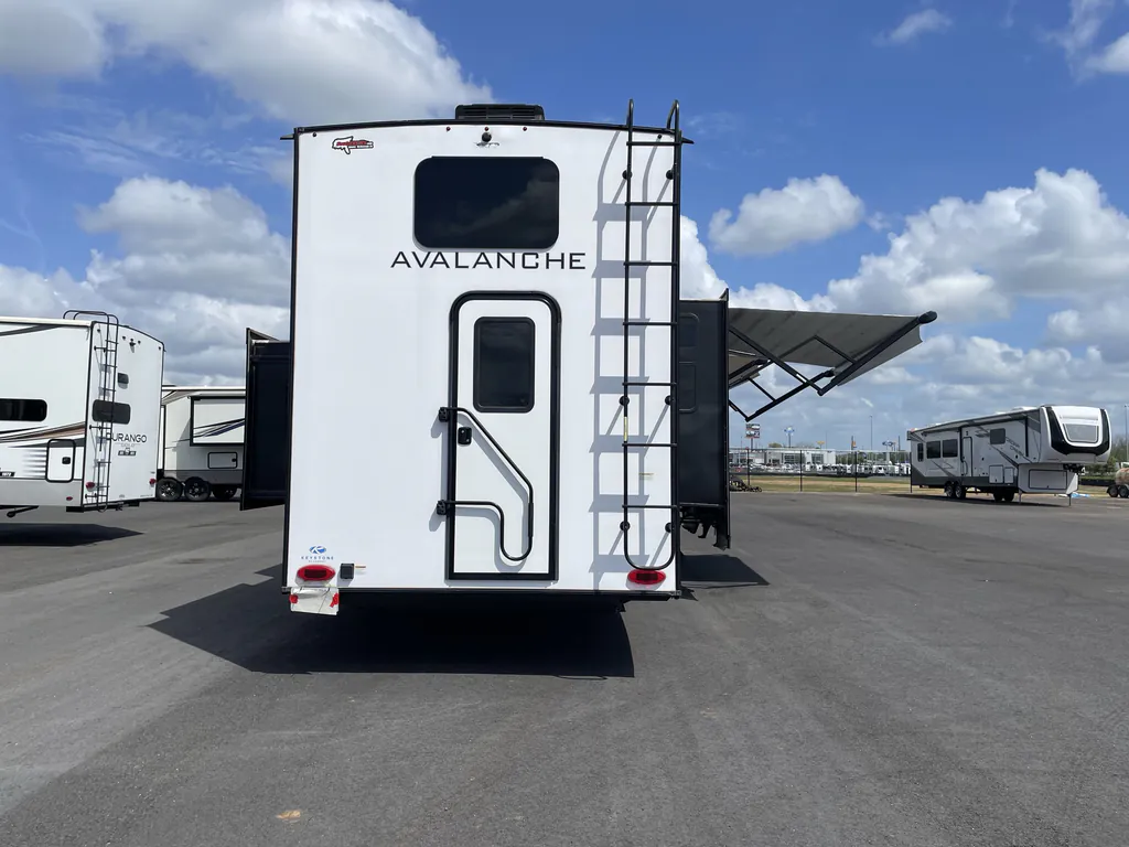 2023 Keystone Avalanche 390DS, Photos photo 5