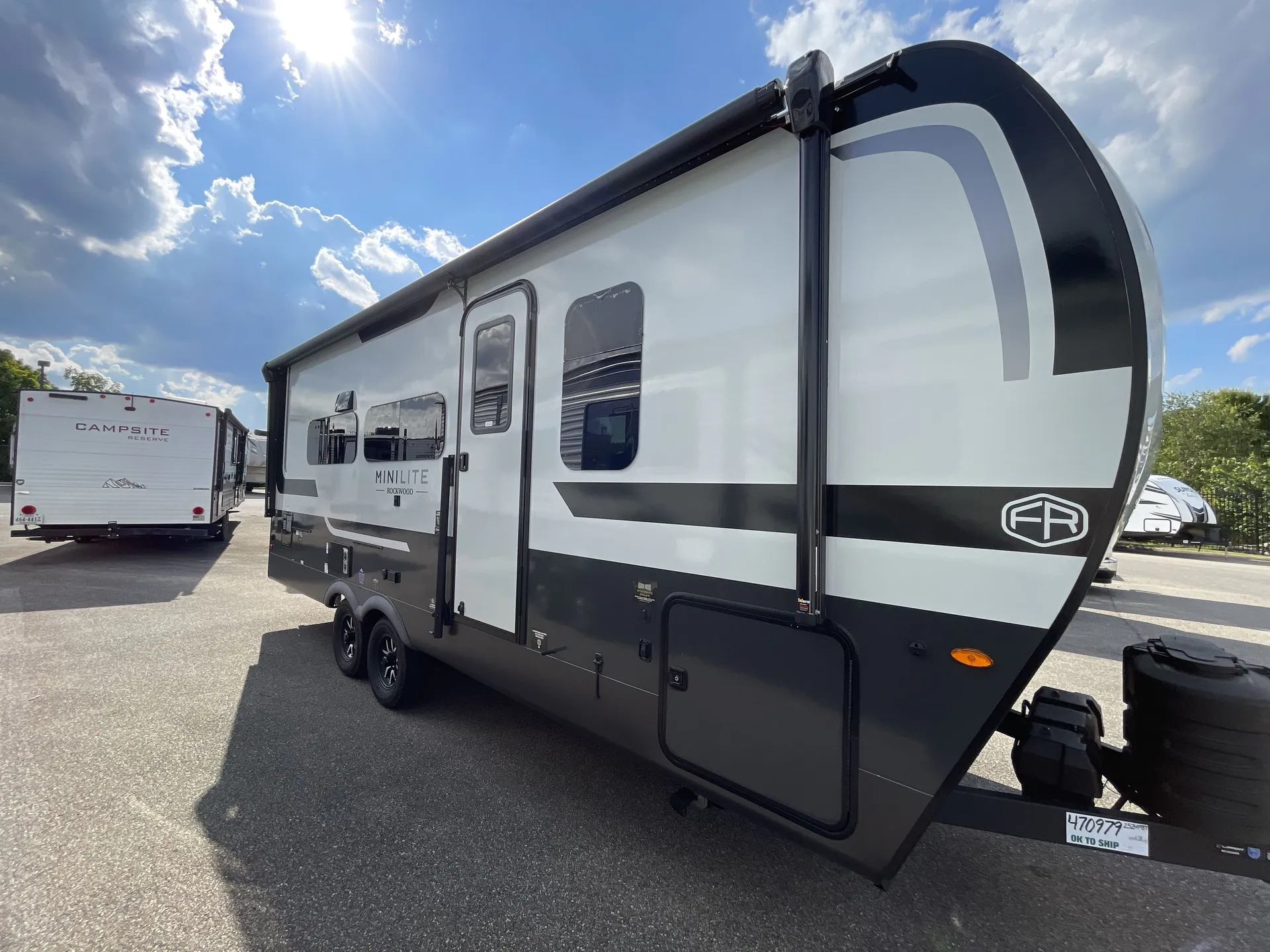 2027 Forest River Rockwood Mini Lite 2524FBT — campside