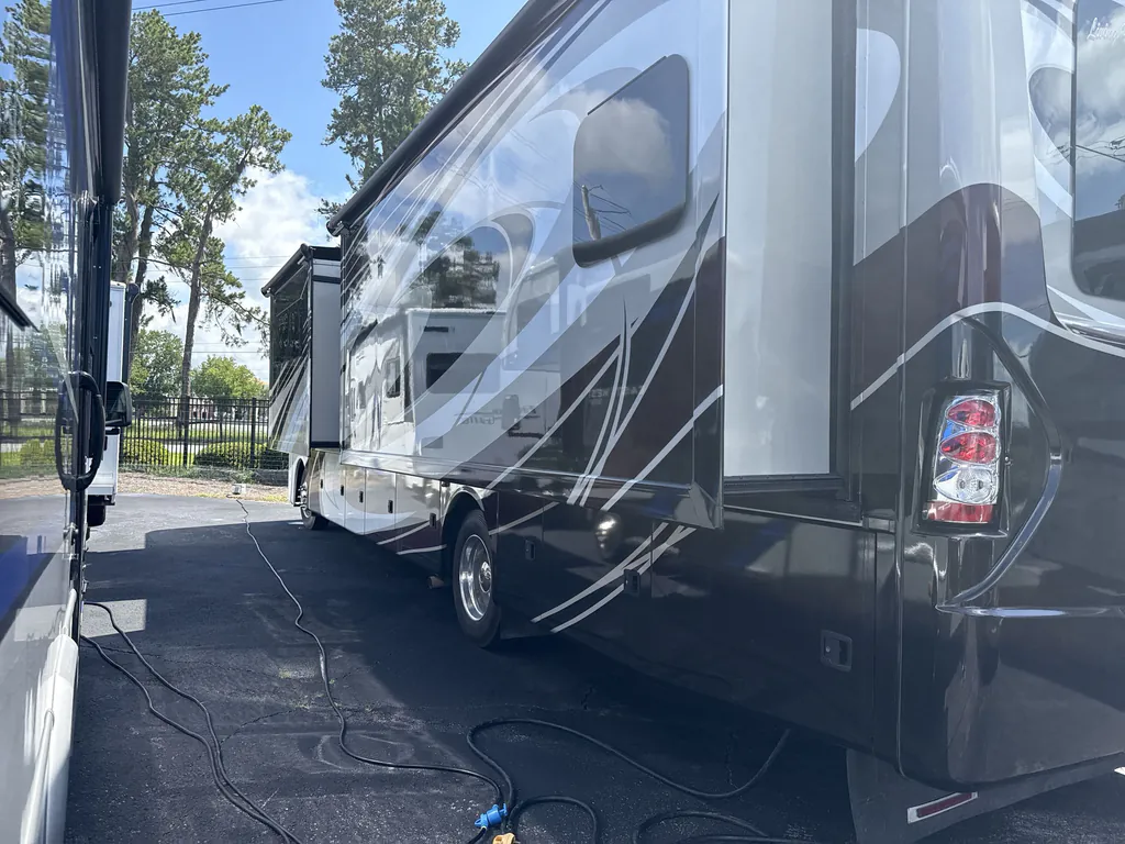 2017 Thor Motor Coach Challenger 37YT, Photos photo 6