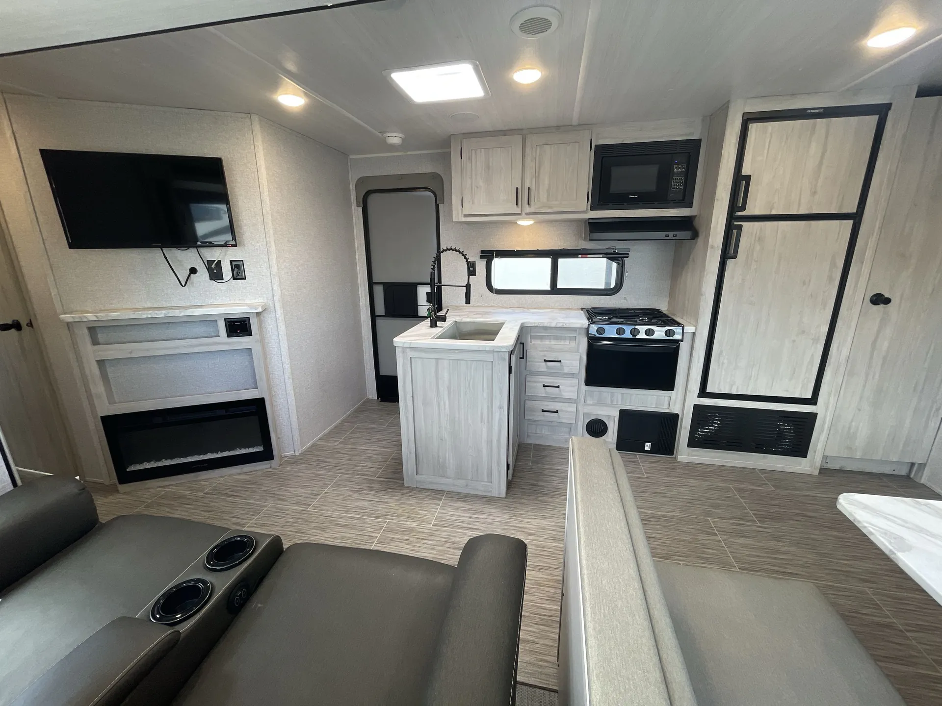 2022 East to West Silver Lake 29KBH — living area main