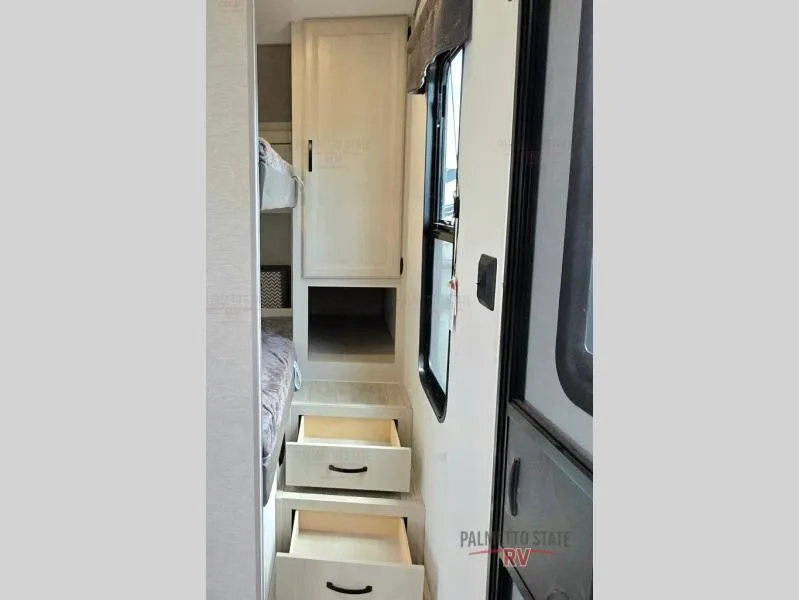 2027 Coachmen RV Catalina Legacy Edition 333DBDSCK - Photo 4