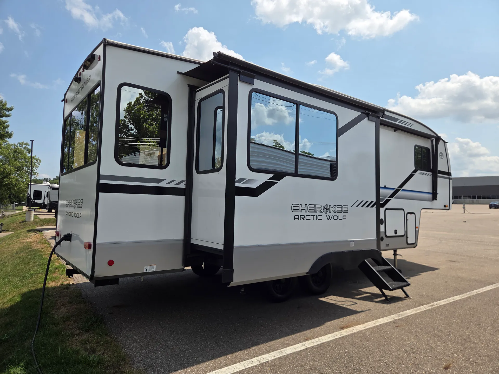 2024 Forest River Cherokee Arctic Wolf 27SGS - Photo 3