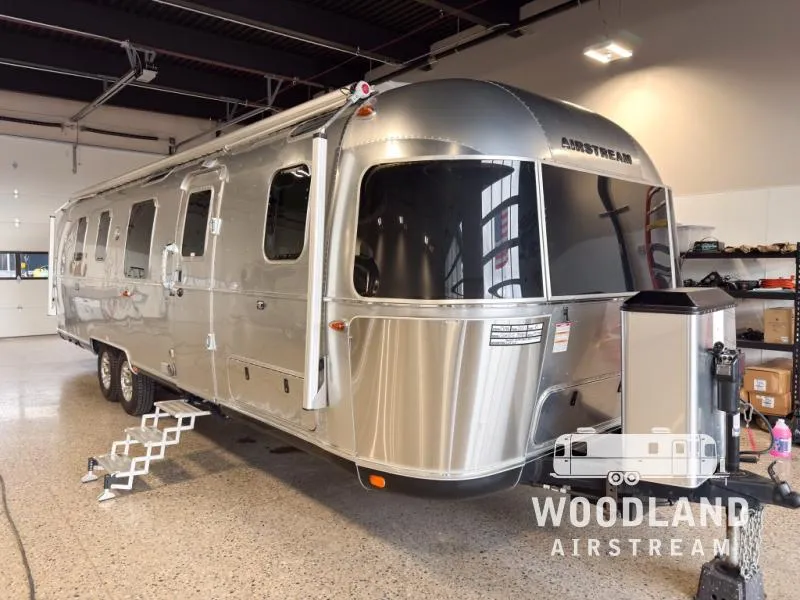 2021 Airstream Classic 33FB - Photo 2