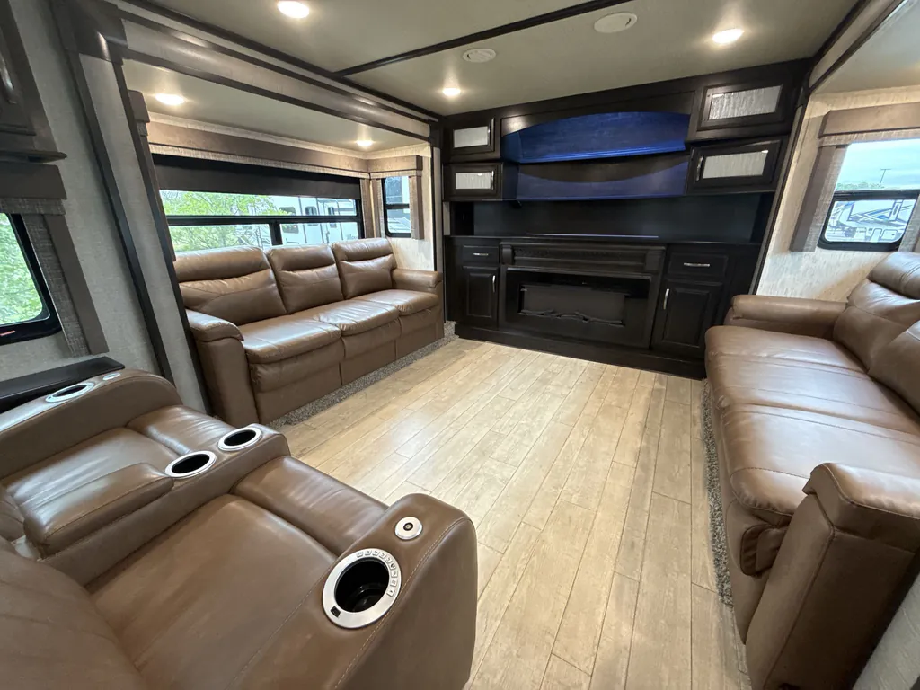 2018 Grand Design Momentum 376TH, Photos photo 17