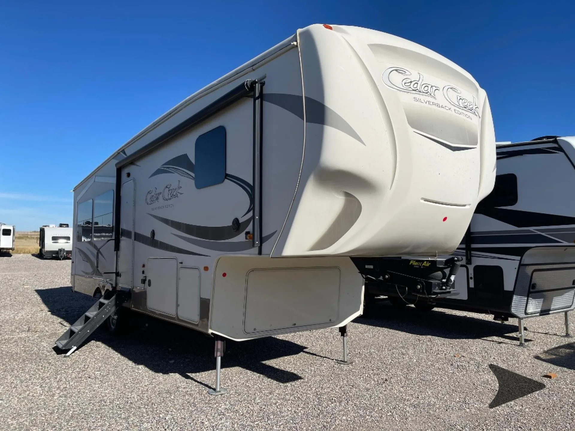 2016 Forest River Cedar Creek Silverback 29IK — Photo 7
